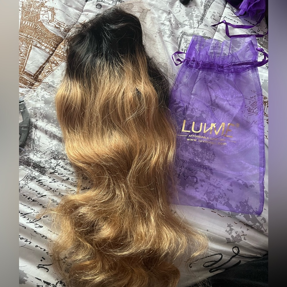 18 inch lace wig from LUVME including a free wig stand with included